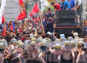 Bentrok di Depan Kantor Gubernur, 7 Polisi Terluka Saat Amankan Aksi Petani Singkong