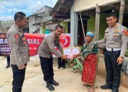 Kapolres Way Kanan Bagikan Bansos Paket Sembako