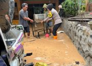 Bhabinkamtibmas Polwan Polres Tanggamus Berjibaku Bantu Korban Banjir di Wonosobo