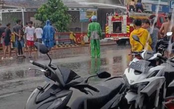 Kebakaran Hebat Landa Rumah Dan Toko Di Depan Klinik Alhafa Medika