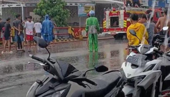 Kebakaran Hebat Landa Rumah Dan Toko Di Depan Klinik Alhafa Medika