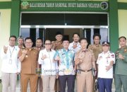 Bupati Pesibar Serahkan Rancangan PKS Akses Jalan Way Haru ke BBTNBBS