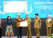 Walikota Metro Menerima Penghargaan dari Menteri Hukum RI Atas Peresmian Posbankum Desa dan Kelurahan Se-Provinsi Lampung