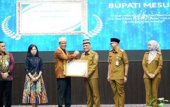 Walikota Metro Menerima Penghargaan dari Menteri Hukum RI Atas Peresmian Posbankum Desa dan Kelurahan Se-Provinsi Lampung