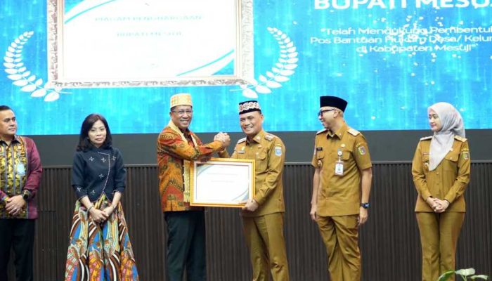Walikota Metro Menerima Penghargaan dari Menteri Hukum RI Atas Peresmian Posbankum Desa dan Kelurahan Se-Provinsi Lampung