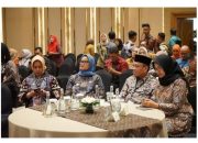 Bupati Lampung Timur, Hj. Ela Siti Nuryamah Menandatangani Keputusan Bersama Percepatan Layanan Perizinan Tenaga Medis