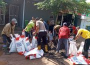 Hari Buruh, Polsek Dente Teladas dan Warga Gotong Royong Perbaiki Jalan Rusak