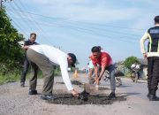 Gotong Royong Penambalan Jalan, Wujud Sinergi Pemerintah, Masyarakat, dan Swasta di Tubaba