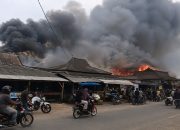 Empat Armada dan 22 Personel Damkar Tubaba Diterjunkan Padamkan Kebakaran Pasar Mulya Kencana
