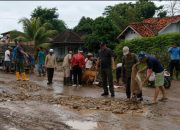 Wujudkan Infrastruktur Desa yang Layak, Wabup Tubaba Gotong Royong Perbaiki Jalan