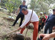 Perkuat Ruang Hijau Kota, Wali Kota Bekasi Tanam 200 Pohon di Danau Duta Harapan
