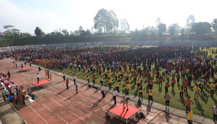 Senam Bersama Ribuan Warga, Ibu 49 Tahun Dari Padang Dalom Berangkat Umroh Gratis.