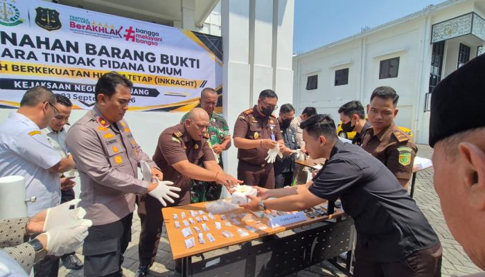 Kejari Lumajang Musnahkan Barang Bukti 54 Perkara, 69 Ribu Pil dan 36,52 Gram Sabu